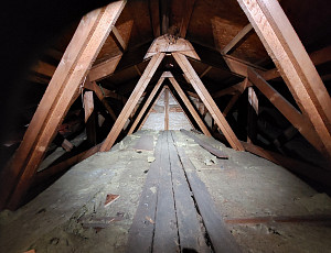 Zateplení stropu rodinného domu se sedlovou střechou